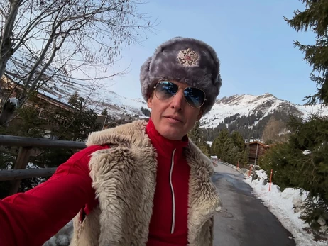 Виконавець хіта You're Beautiful розлютив українців, надягнувши шапку-вушанку з російським гербом