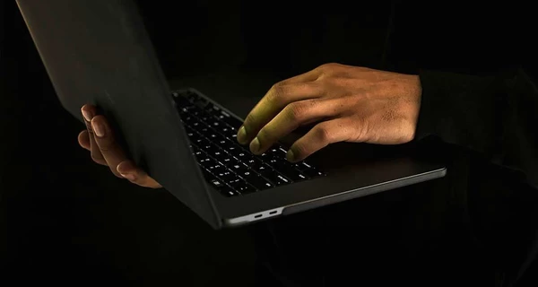 Российские хакеры взламывают iPhone украинцев – новый вирус похищает данные за минуты