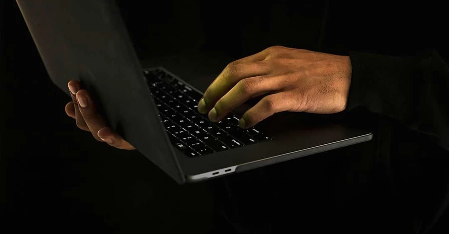 Российские хакеры взламывают iPhone украинцев – новый вирус похищает данные за минуты