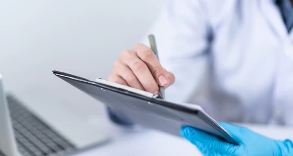 В Киеве из-за ошибки врача частной клиники мужчина ослеп на один глаз