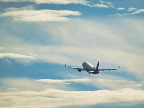 Авиакомпании поднимают цены на билеты из-за войны в Иране 