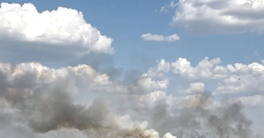 Росіяни вдарили дроном по адмінбудівлі в Сумах - поранено підлітка