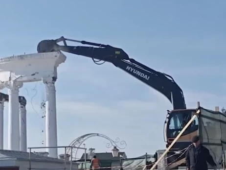 В Алушті окупанти знесли символ міста – ротонду, біля якої всі фотографувались