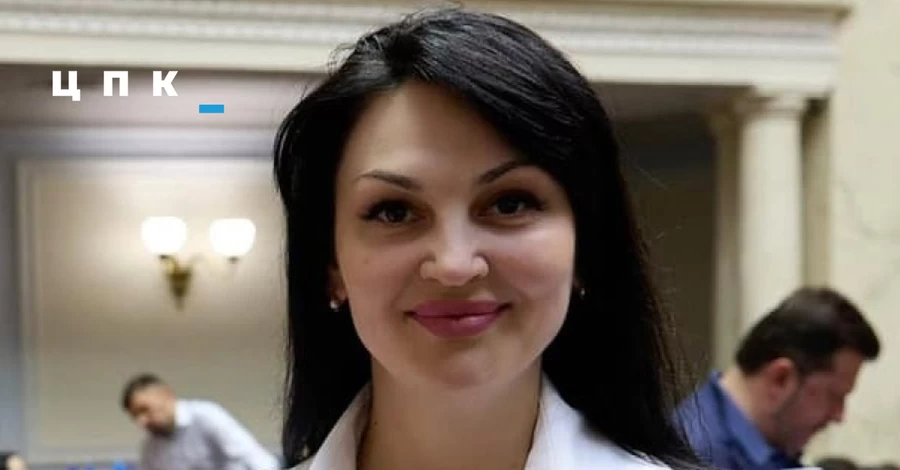 ВАКС засудив нардепа Марченко, яка викидала гроші через паркан, та її помічницю до 2 років  