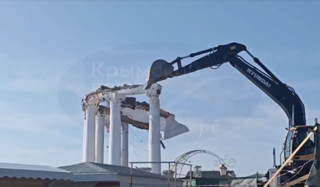 В Алушті окупанти знесли символ міста – ротонду, біля якої всі фотографувались