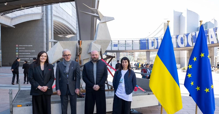 В Брюсселе возле Европарламента презентовали скульптуру Жанны Кадыровой 