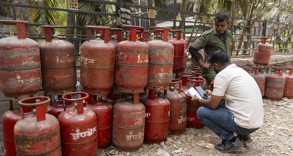 Бензин стане розкішшю, а працюватимуть 4 дні на тиждень: до чого призведе паливна криза