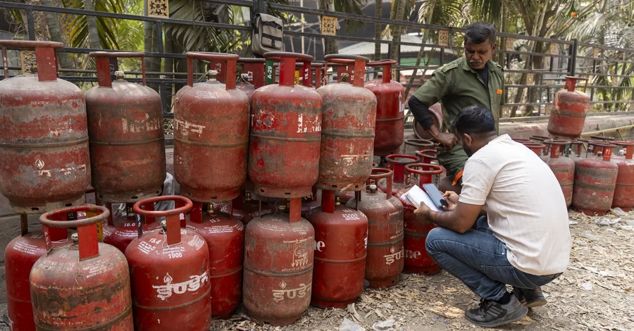 Бензин стане розкішшю, а працюватимуть 4 дні на тиждень: до чого призведе паливна криза