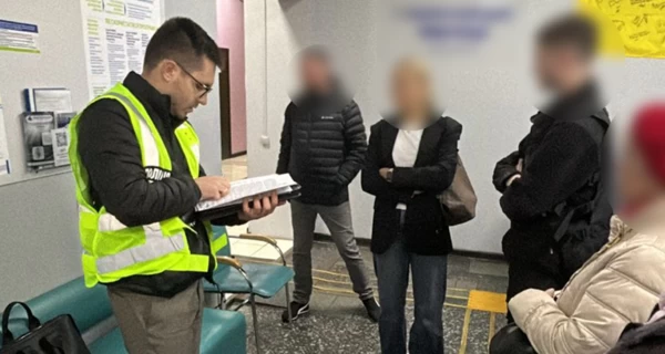 Поліція розкрила десятки схем із медпослугами - обшуки проходили по всій країні