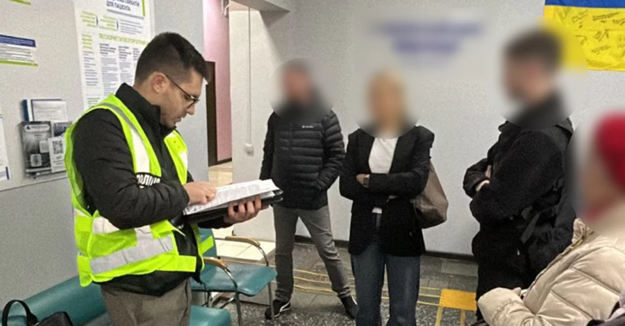 Поліція розкрила десятки схем із медпослугами - обшуки проходили по всій країні