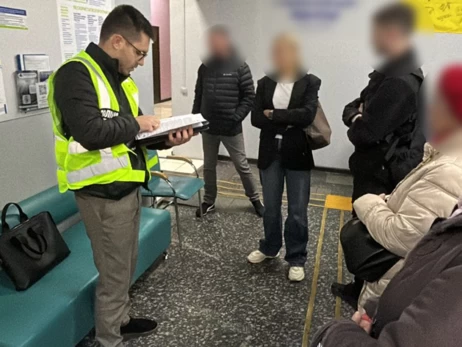 Поліція розкрила десятки схем із медпослугами - обшуки проходили по всій країні