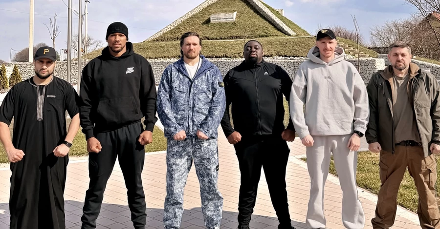 Усик привіз в Україну Джошуа – показав йому Київ та нагодував національними стравами