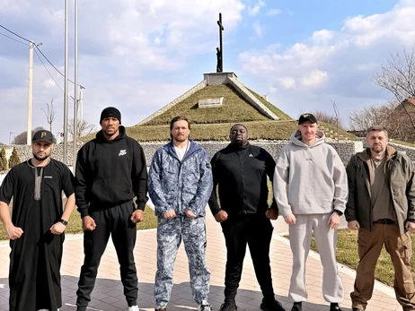 Усик привіз в Україну Джошуа – показав йому Київ та нагодував національними стравами