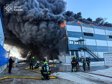 Из-за пожара под Киевом жителям нескольких районов столицы рекомендовали закрыть окна