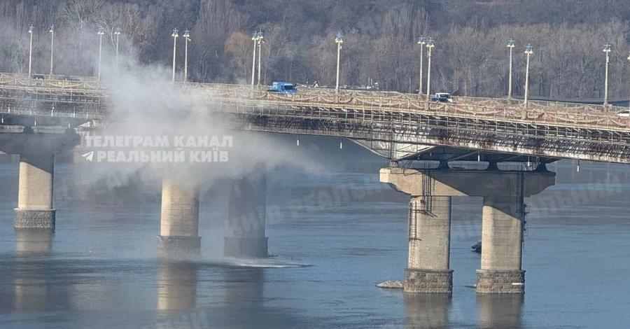 В Києві стався витік у тепломережі на мосту Патона
