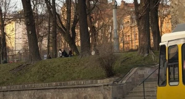 У Львові медики рятують шестирічну дівчинку, яка на велосипеді впала з 3-метрової висоти 