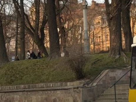 Во Львове медики спасают шестилетнюю девочку, которая с велосипедом упала с 3-метровой высоты, у нее сложные травмы