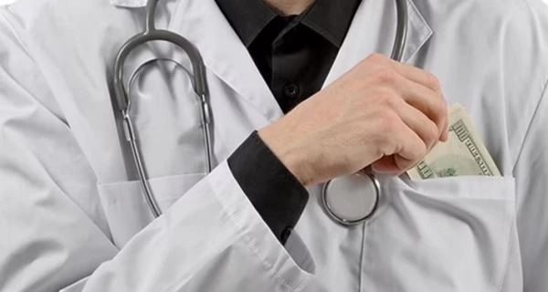 «Мертвые души» и двойная оплата: как зарабатывают деньги на бесплатной медицине