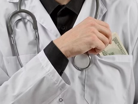 «Мертвые души» и двойная оплата: как зарабатывают деньги на бесплатной медицине