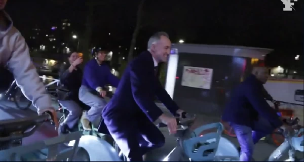 У Парижі обрали нового мера  - він після оголошення результатів сів на велосипед та поїхав до мерії