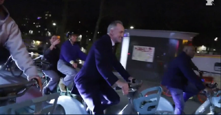 У Парижі обрали нового мера  - він після оголошення результатів сів на велосипед та поїхав до мерії