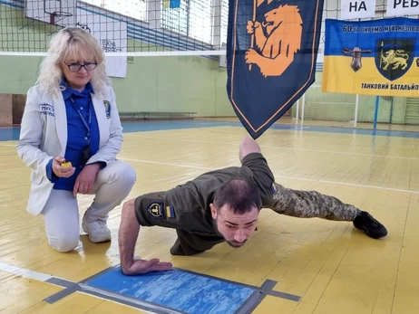 Во Львовской области военный отжался на тыльной стороне ладони рекордное количество раз