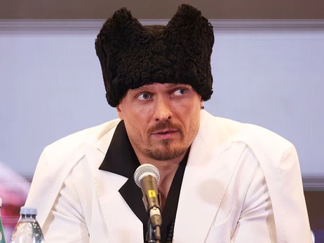 Для следующего боя Усика шьют костюм, вдохновленный Древним Египтом