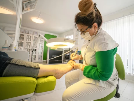 Як підготувати ніжки до літа: поради подолога