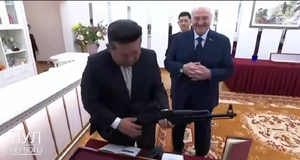 Лукашенко подарував Кім Чен Ину автомат 