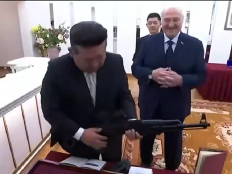 Лукашенко подарував Кім Чен Ину автомат 