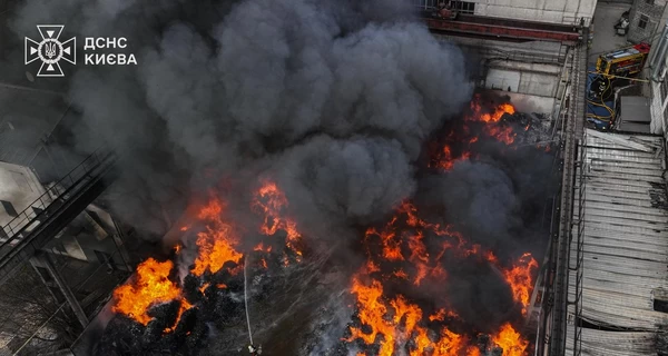 У Києві займання сміття переросло у масштабну пожежу - вогонь вже охопив близько 2000 м²