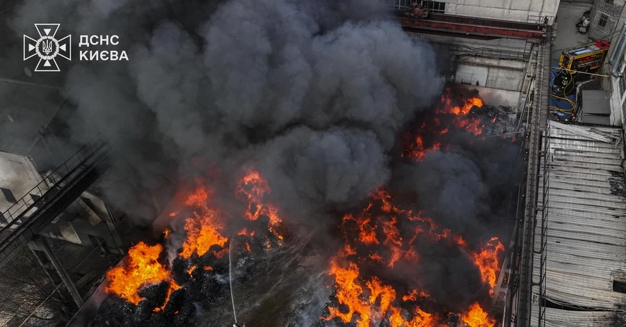 У Києві займання сміття переросло у масштабну пожежу - вогонь вже охопив близько 2000 м²