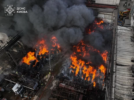 В Киеве возгорание мусора переросло в масштабный пожар - огонь уже охватил около 2000 м²