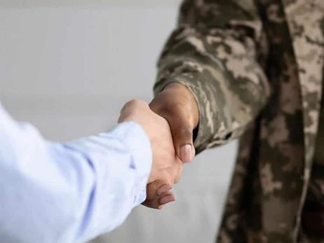 Хочешь на госслужбу? Сначала – в армию: о новых требованиях к чиновникам и возможных последствиях