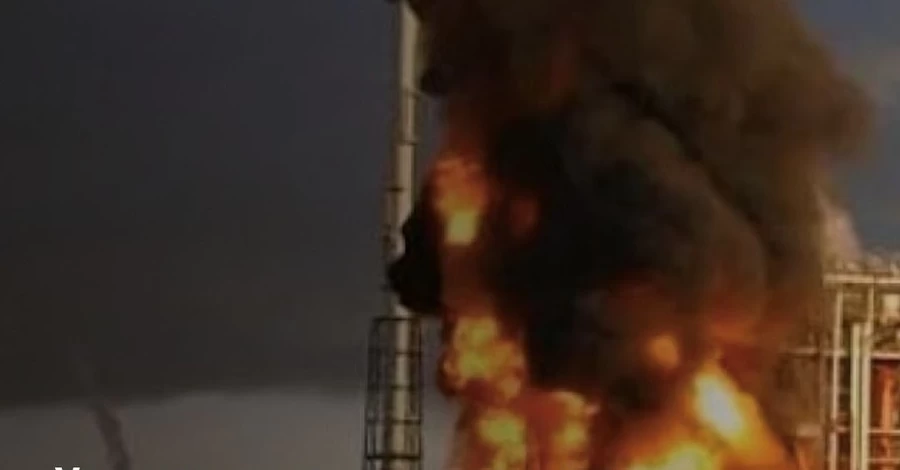 ВСУ поразили один из самых больших НПЗ России, - Генштаб