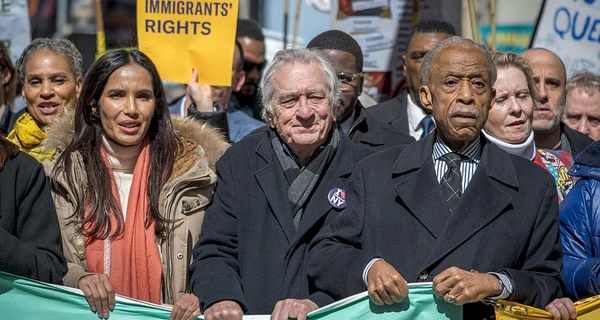 Роберт Де Ниро и Джимми Киммел посетили протесты против Трампа в США