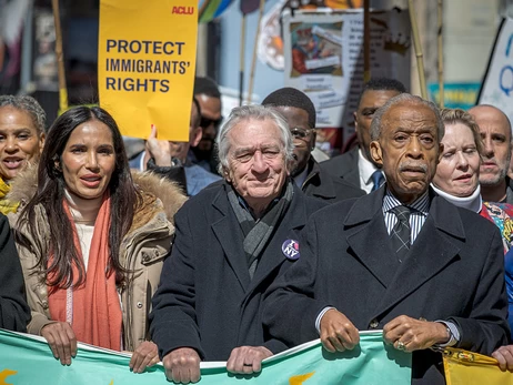 Роберт Де Ниро и Джимми Киммел посетили протесты против Трампа в США