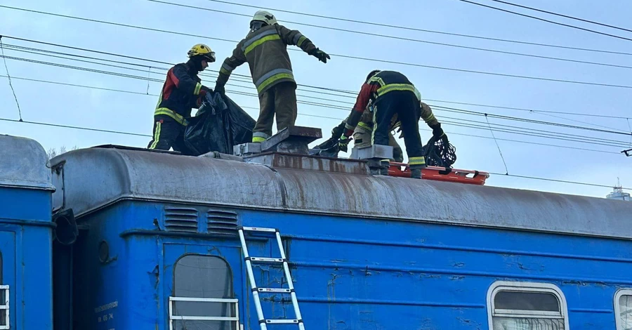 У Києві підліток загинув на даху потяга, ще двох госпіталізували