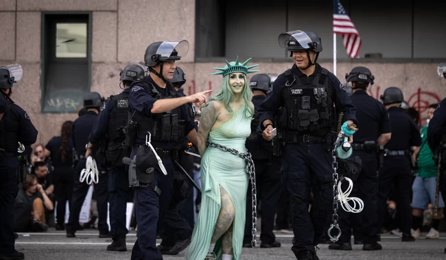 Полиция Лос-Анджелеса арестовала женщину в костюме Леди Свободы на протесте против Трампа