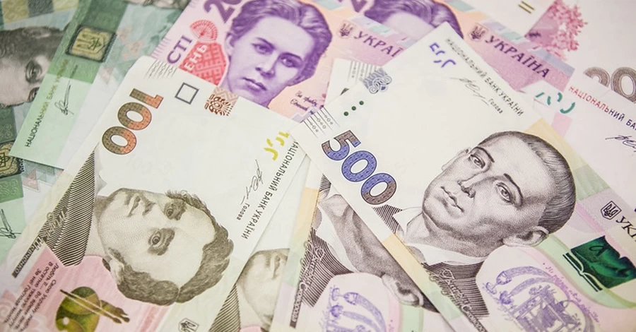 Перерасчет пенсий, выплата 1500 грн и обновленные больничные: что ждет украинцев в апреле