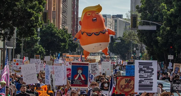 США на грани бунта: 8 миллионов человек снова вышли на улицы против 