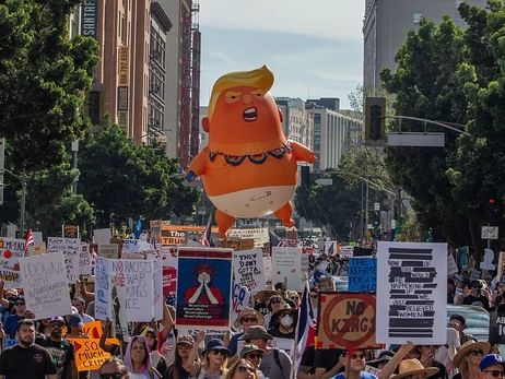 США на грани бунта: 8 миллионов человек снова вышли на улицы против 