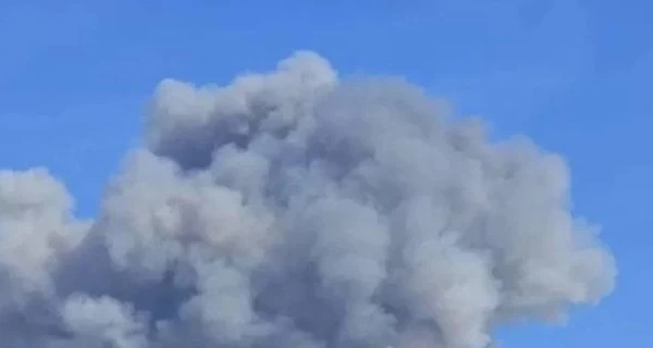 У російському місті Нижньокамськ пролунав вибух - над нафтохімічним заводом здійнявся стовп диму