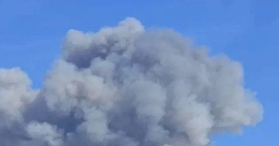 У російському місті Нижньокамськ пролунав вибух - над нафтохімічним заводом здійнявся стовп диму