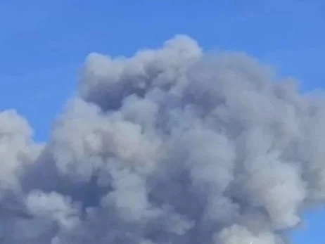 В российском Нижнекамске раздался взрыв - над нефтехимическим заводом поднялся столб дыма