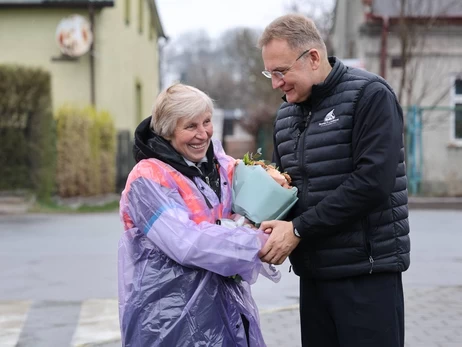 Во Львове в седьмой раз выбрали лучшего дворника, свой выигрыш женщина передала ВСУ