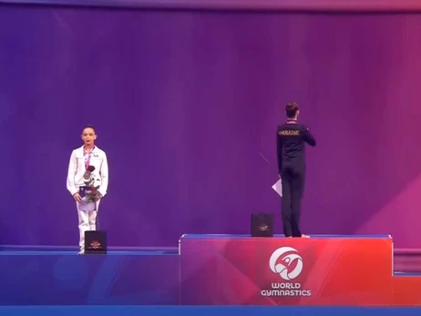 На Кубку світу російська гімнастка демонстративно відвернулася від прапора України – заява УФГ
