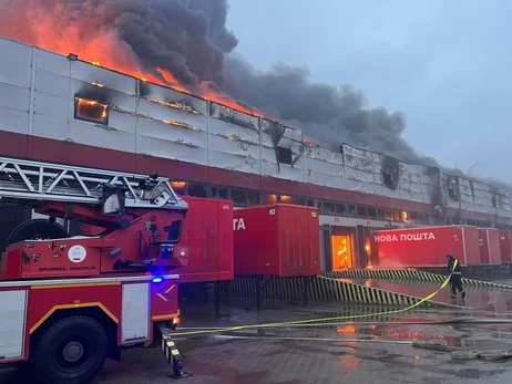 Росія вдарила у склад «Нової пошти» та логістичні центри в Луцьку, у місті масштабна пожежа