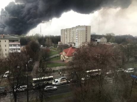 Мешканцям Луцька порадили не виходити на вулицю через масштабну пожежу після російського удару