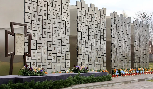 Люди несут цветы и свечи к мемориалу в четвертую годовщину деоккупации Бучи